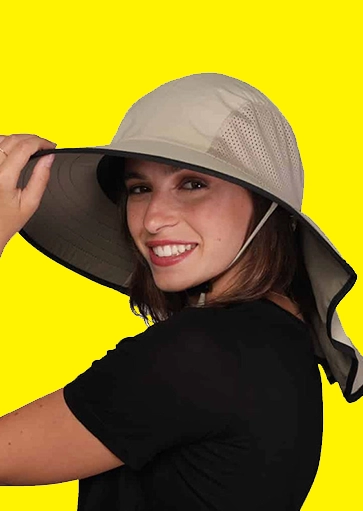 סאן קאפ | בחורה עם כובע רחב שוליים ומגן צוואר